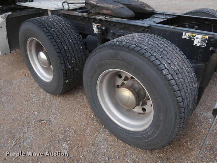 image for item KR9815 2016 Peterbilt 579  semi truck