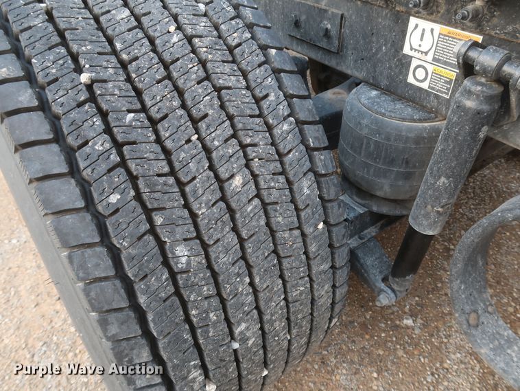 image for item KR9815 2016 Peterbilt 579  semi truck