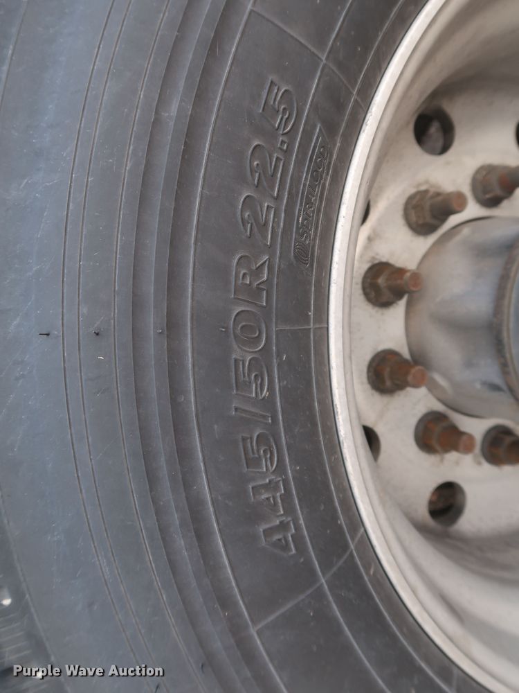 image for item KR9815 2016 Peterbilt 579  semi truck