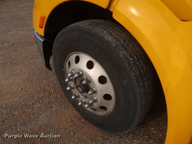 image for item KR9815 2016 Peterbilt 579  semi truck