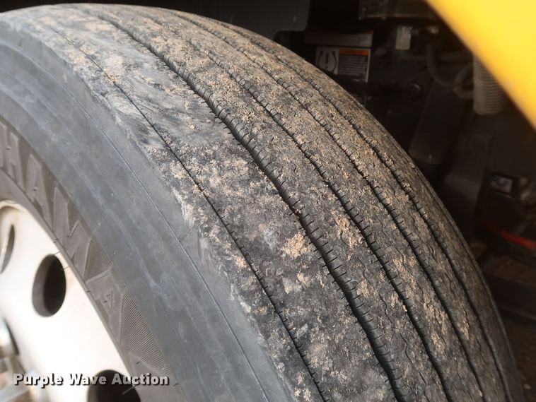 image for item KR9815 2016 Peterbilt 579  semi truck