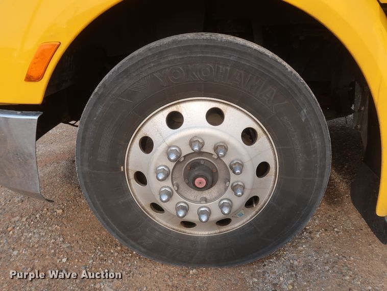 image for item KR9815 2016 Peterbilt 579  semi truck