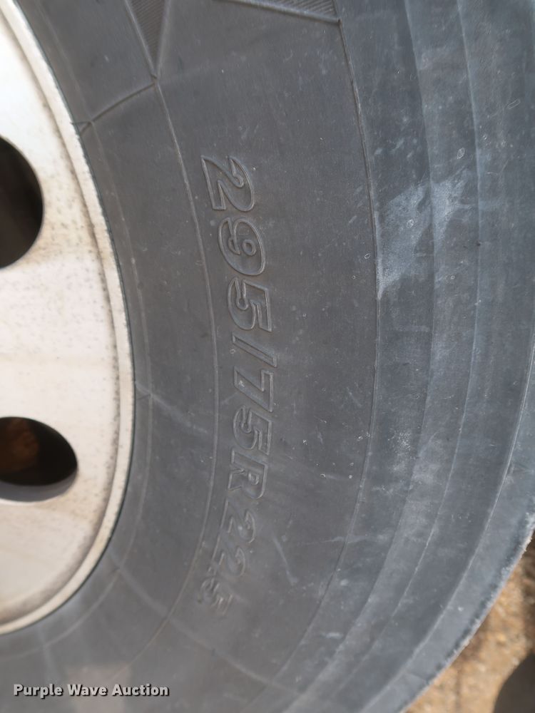 image for item KR9815 2016 Peterbilt 579  semi truck