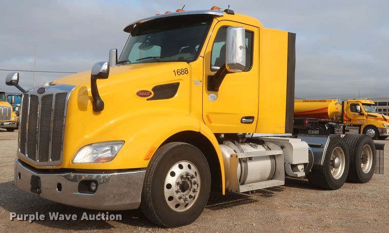 image for item KR9816 2017 Peterbilt 579  semi truck