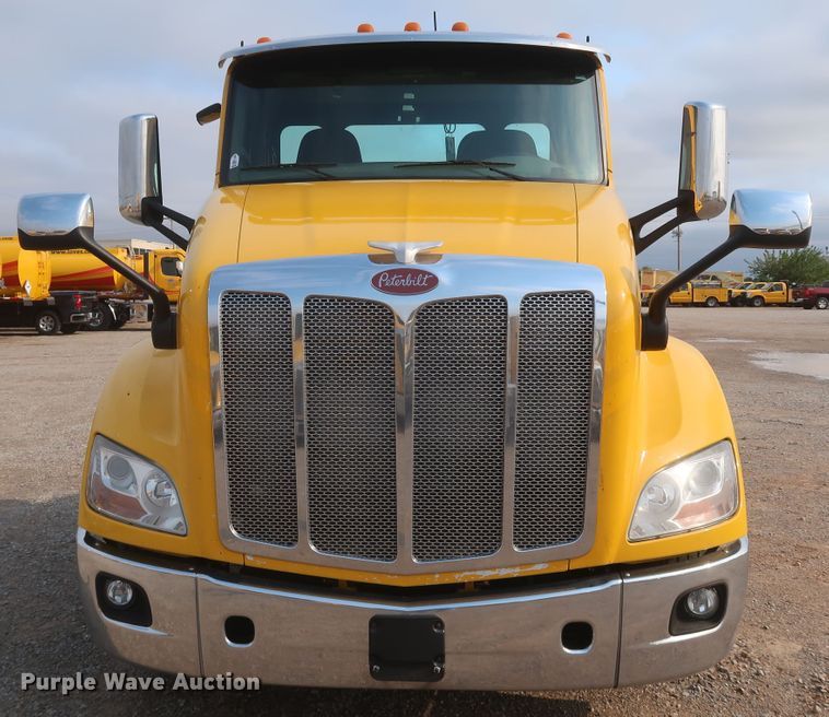 image for item KR9816 2017 Peterbilt 579  semi truck