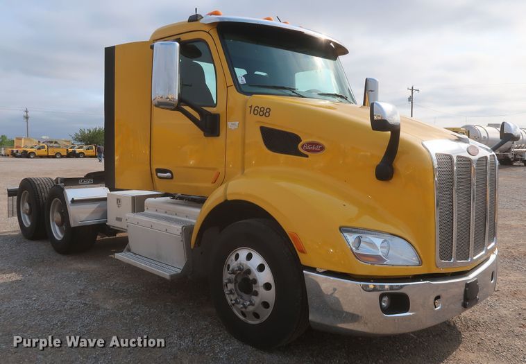 image for item KR9816 2017 Peterbilt 579  semi truck