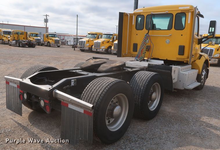 image for item KR9816 2017 Peterbilt 579  semi truck