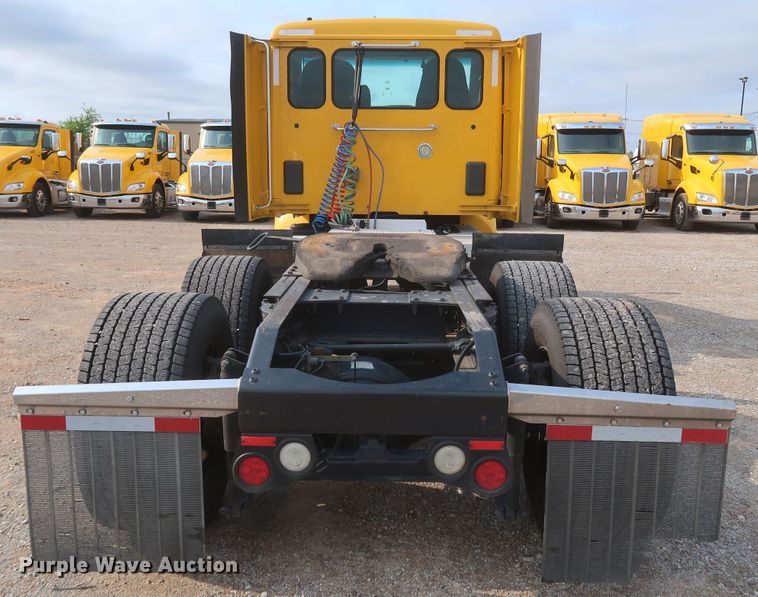 image for item KR9816 2017 Peterbilt 579  semi truck