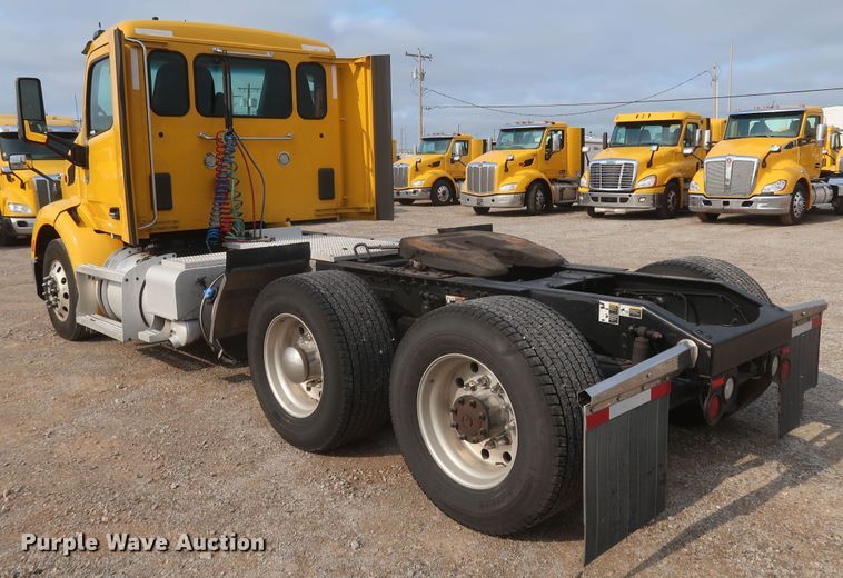 image for item KR9816 2017 Peterbilt 579  semi truck