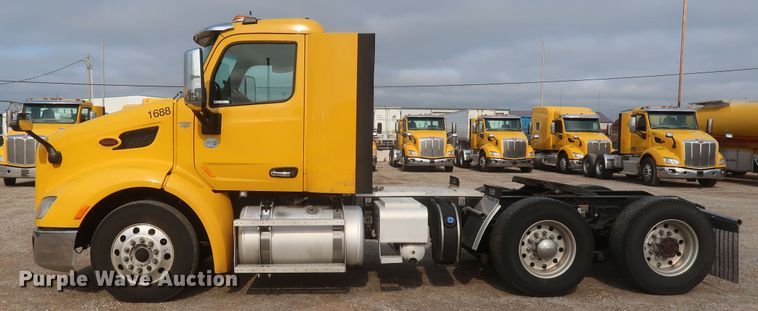 image for item KR9816 2017 Peterbilt 579  semi truck