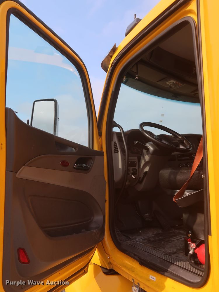 image for item KR9816 2017 Peterbilt 579  semi truck