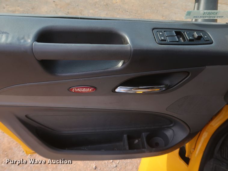 image for item KR9816 2017 Peterbilt 579  semi truck