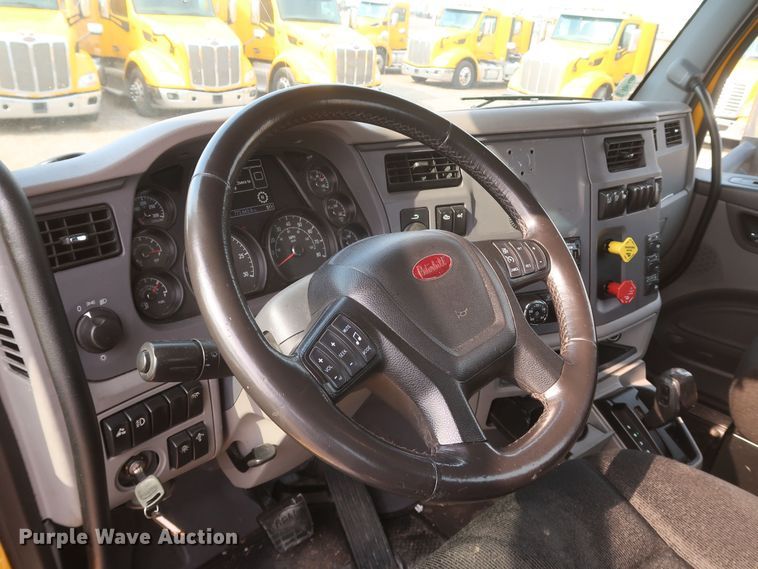 image for item KR9816 2017 Peterbilt 579  semi truck