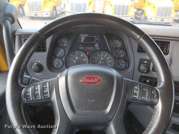 image for item KR9816 2017 Peterbilt 579  semi truck
