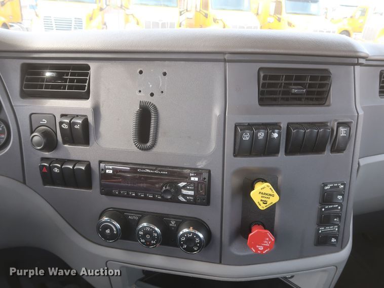 image for item KR9816 2017 Peterbilt 579  semi truck