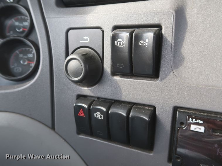 image for item KR9816 2017 Peterbilt 579  semi truck