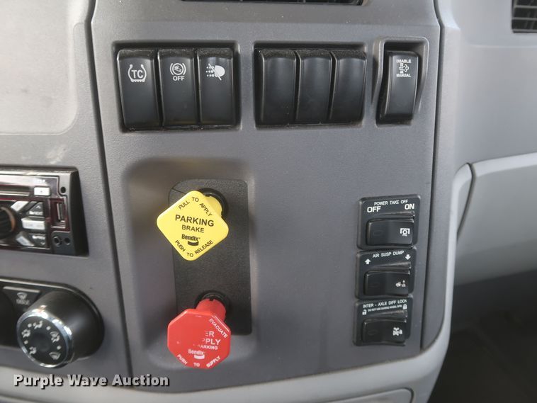 image for item KR9816 2017 Peterbilt 579  semi truck