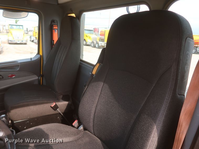 image for item KR9816 2017 Peterbilt 579  semi truck