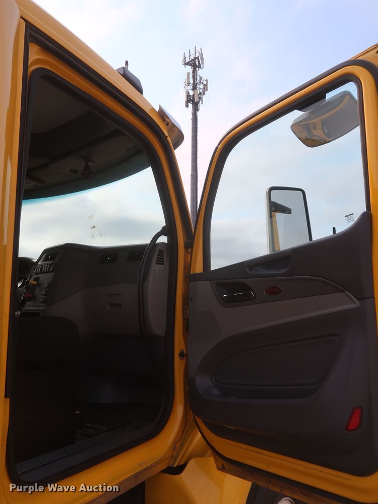 image for item KR9816 2017 Peterbilt 579  semi truck