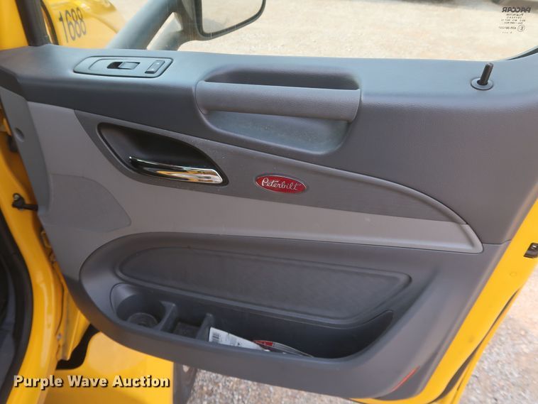 image for item KR9816 2017 Peterbilt 579  semi truck