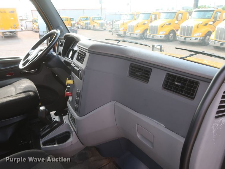 image for item KR9816 2017 Peterbilt 579  semi truck