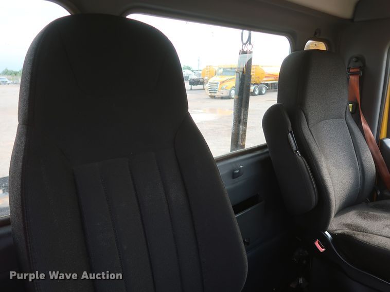 image for item KR9816 2017 Peterbilt 579  semi truck