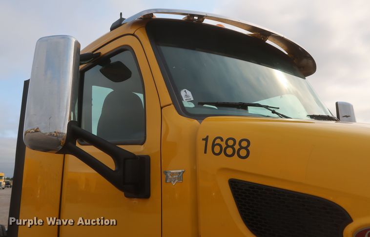 image for item KR9816 2017 Peterbilt 579  semi truck