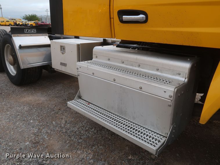 image for item KR9816 2017 Peterbilt 579  semi truck