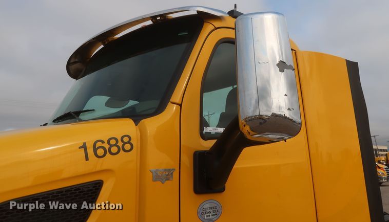 image for item KR9816 2017 Peterbilt 579  semi truck