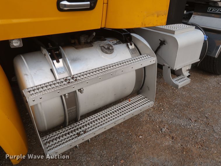 image for item KR9816 2017 Peterbilt 579  semi truck