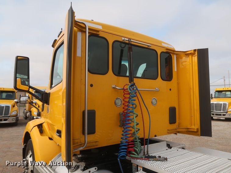 image for item KR9816 2017 Peterbilt 579  semi truck