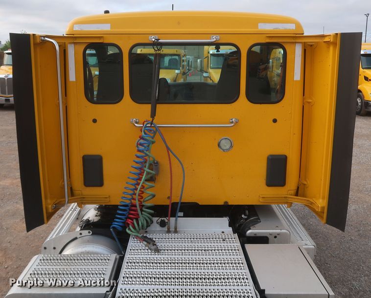 image for item KR9816 2017 Peterbilt 579  semi truck