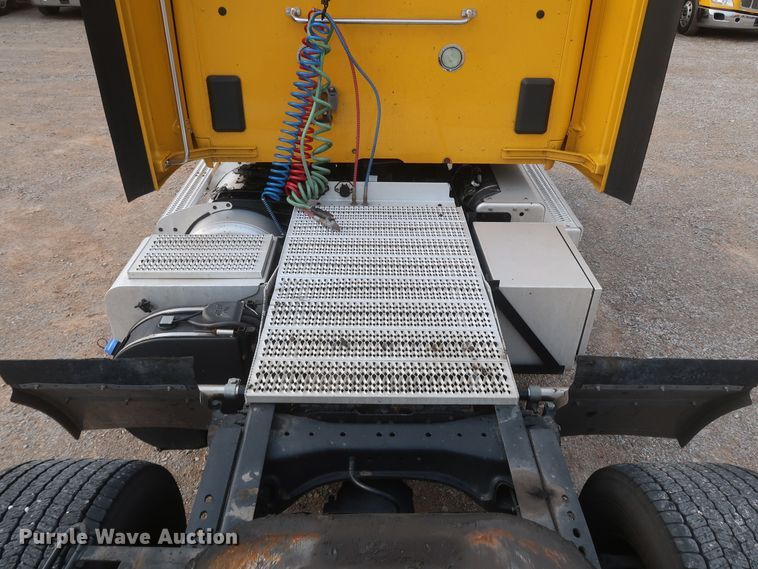 image for item KR9816 2017 Peterbilt 579  semi truck