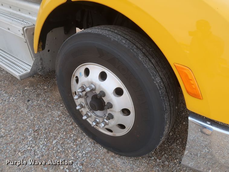 image for item KR9816 2017 Peterbilt 579  semi truck