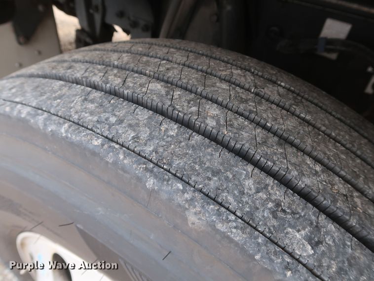 image for item KR9816 2017 Peterbilt 579  semi truck