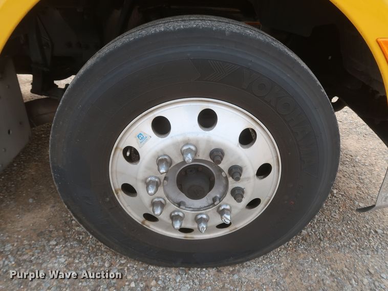 image for item KR9816 2017 Peterbilt 579  semi truck