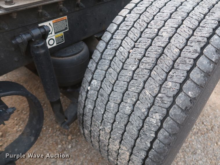 image for item KR9816 2017 Peterbilt 579  semi truck