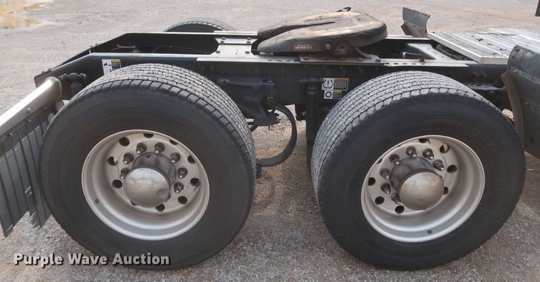 image for item KR9816 2017 Peterbilt 579  semi truck