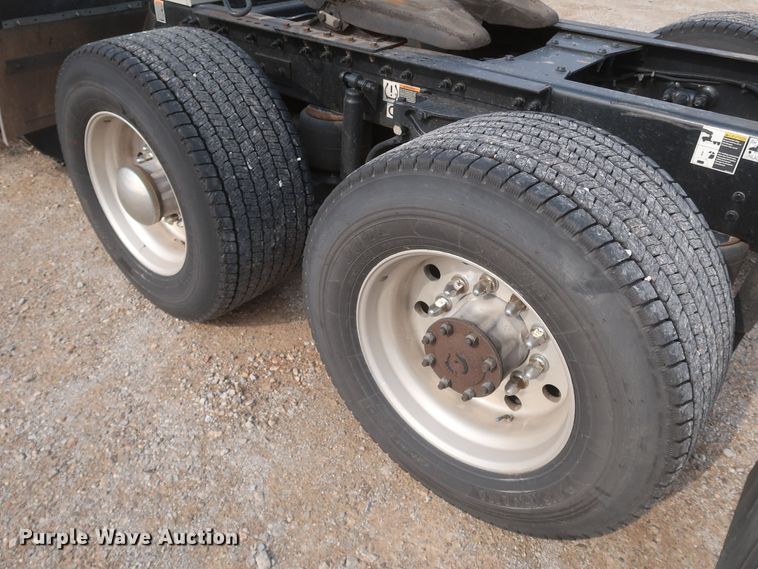 image for item KR9816 2017 Peterbilt 579  semi truck