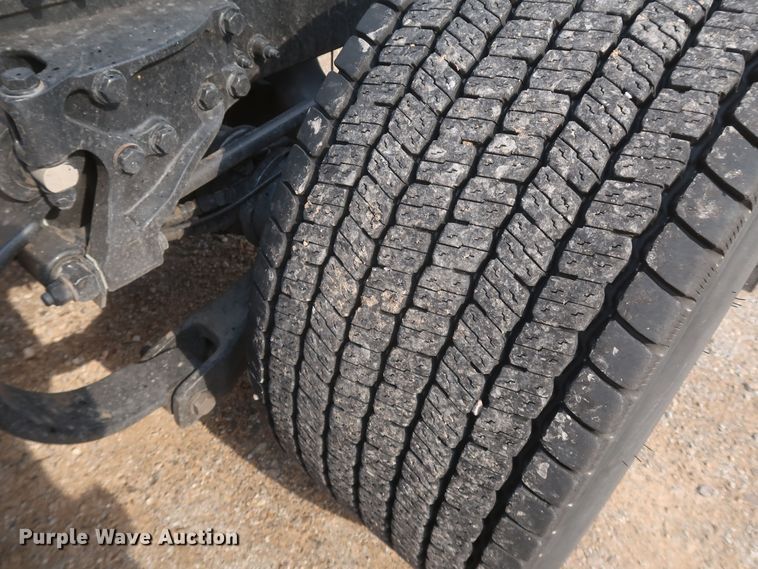 image for item KR9816 2017 Peterbilt 579  semi truck