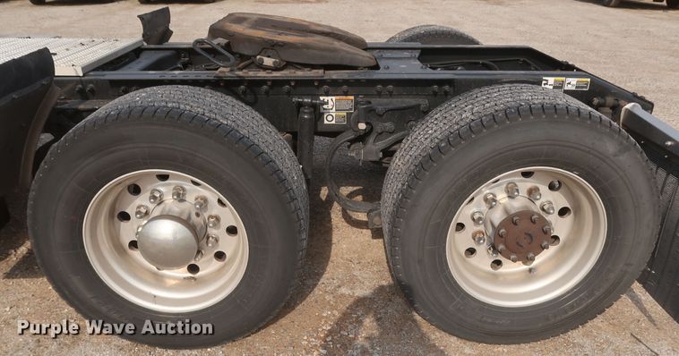 image for item KR9816 2017 Peterbilt 579  semi truck