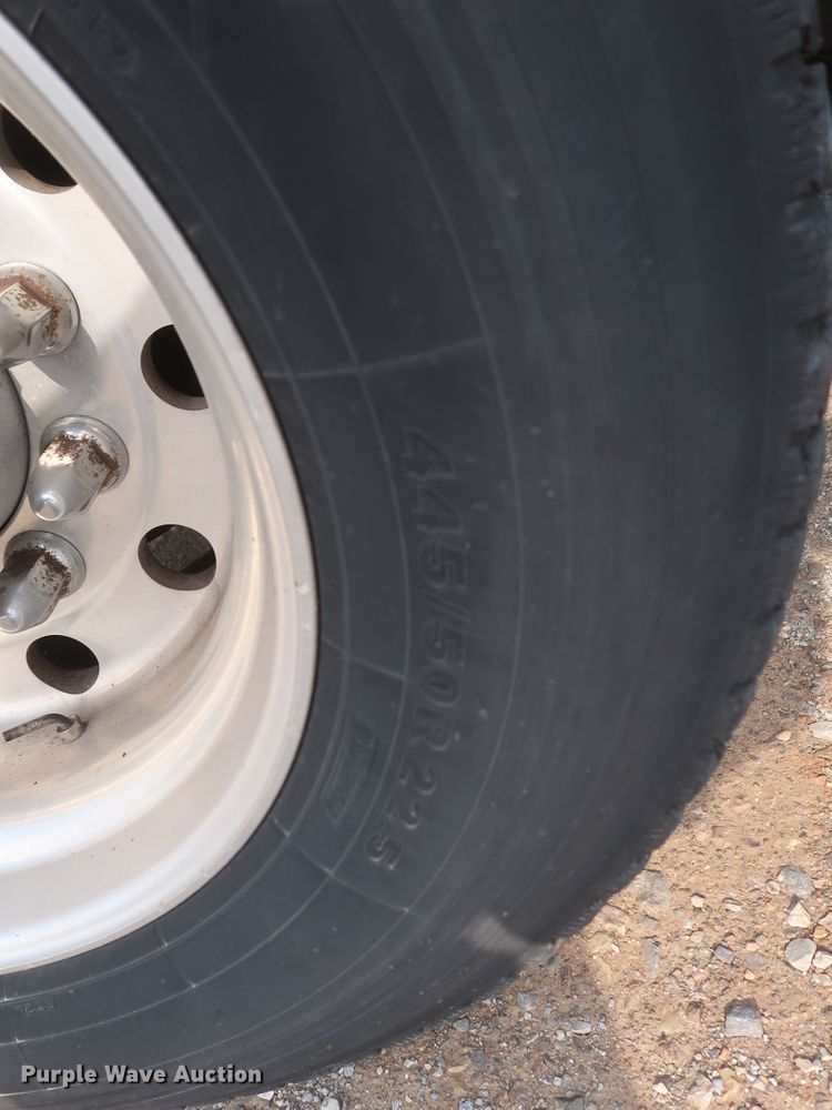 image for item KR9816 2017 Peterbilt 579  semi truck