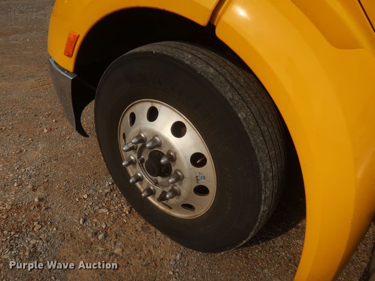 image for item KR9816 2017 Peterbilt 579  semi truck