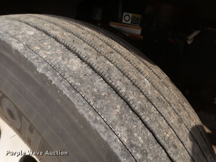 image for item KR9816 2017 Peterbilt 579  semi truck