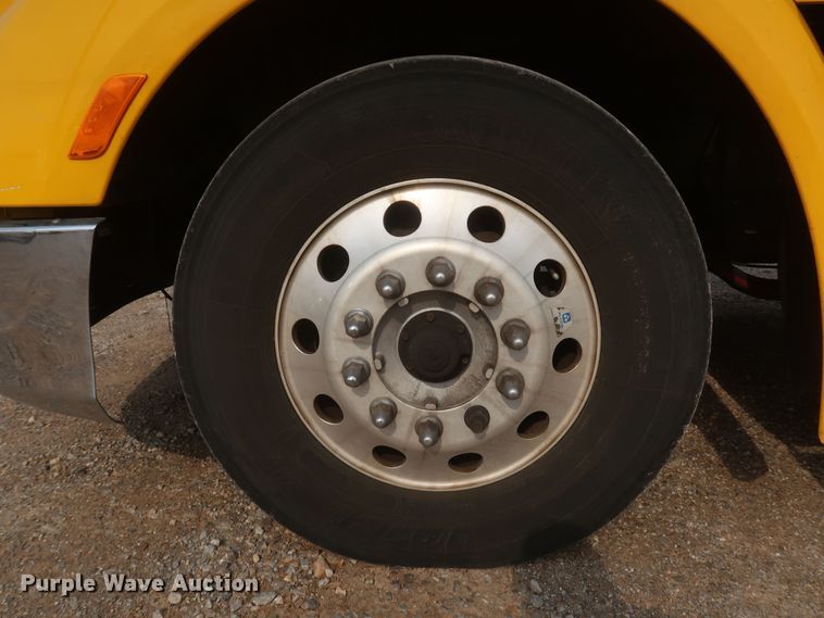 image for item KR9816 2017 Peterbilt 579  semi truck