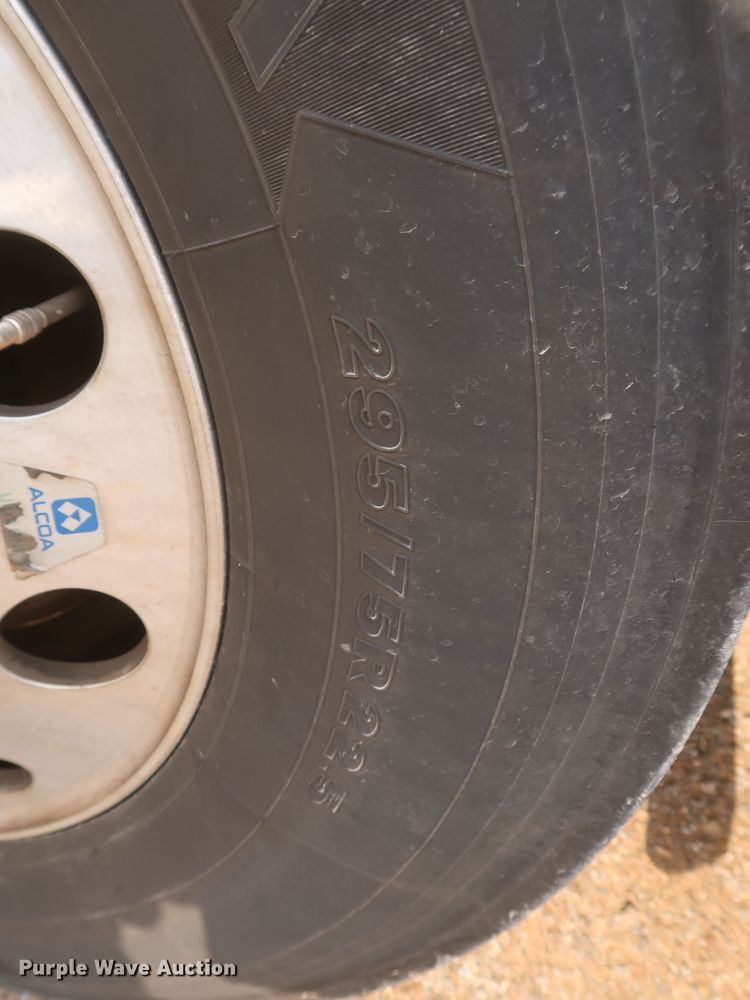 image for item KR9816 2017 Peterbilt 579  semi truck