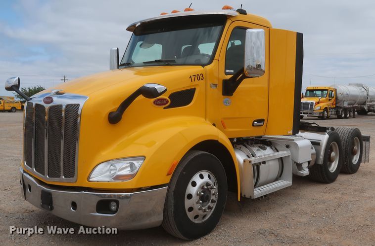 image for item KR9817 2017 Peterbilt 579  semi truck