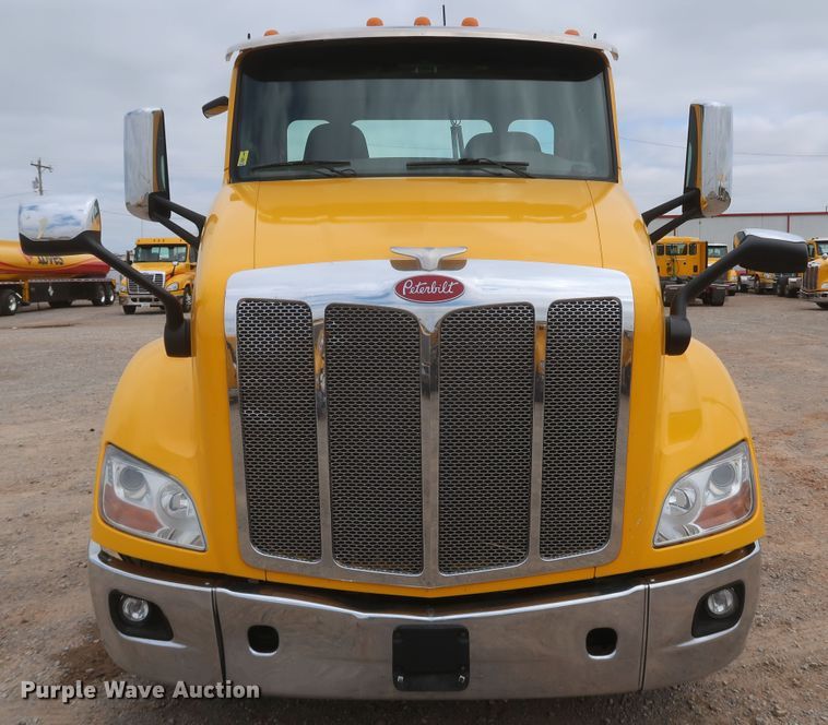 image for item KR9817 2017 Peterbilt 579  semi truck