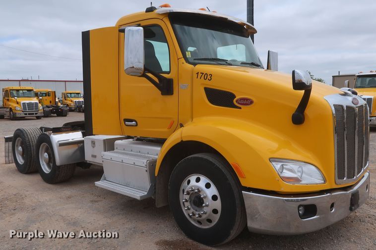 image for item KR9817 2017 Peterbilt 579  semi truck