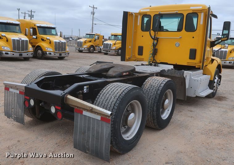 image for item KR9817 2017 Peterbilt 579  semi truck